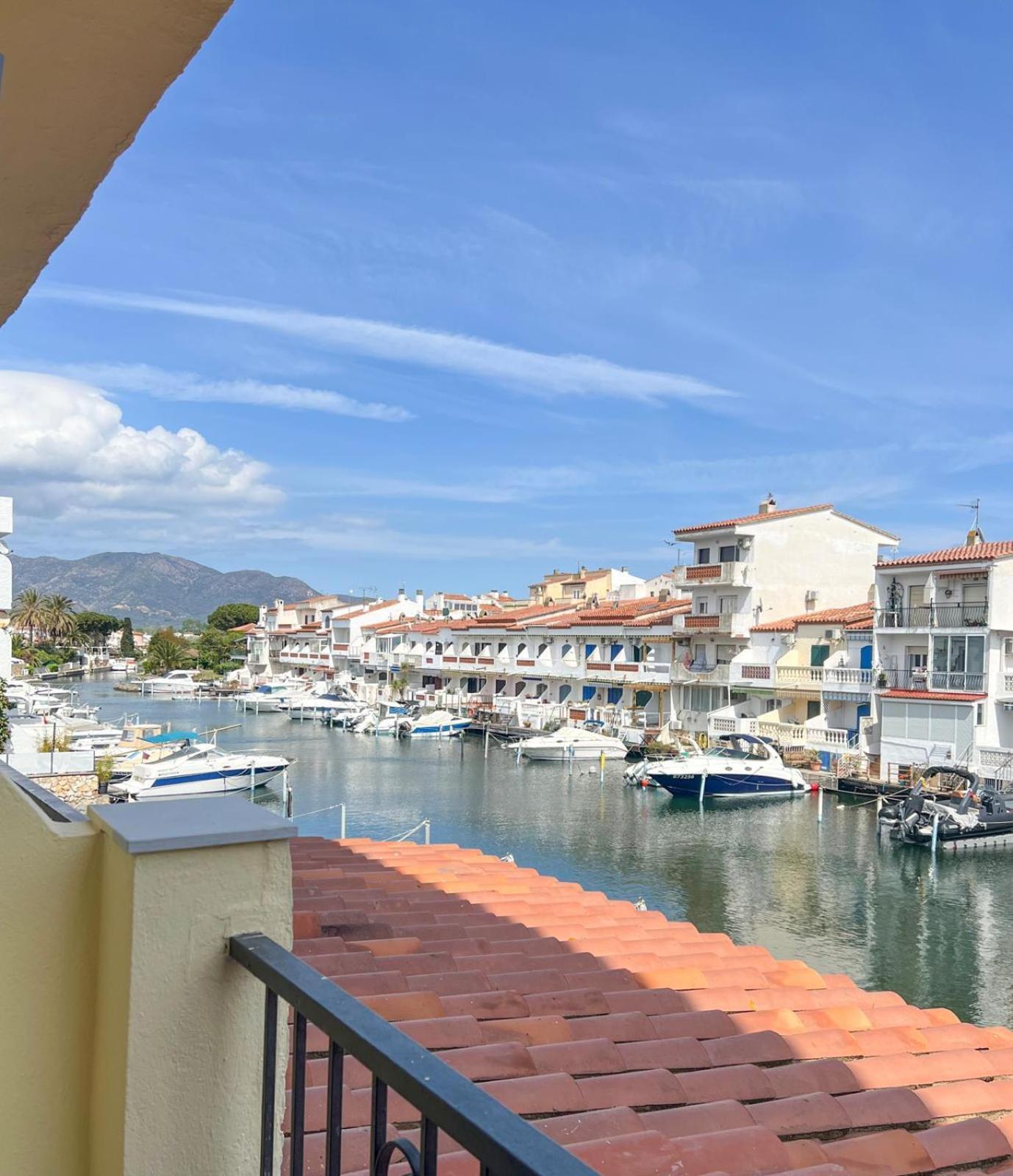 Hotel Portofino By Insidehome Empuriabrava Bagian luar foto